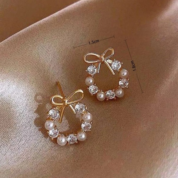 Gorgeous Faux Pearl Bow Stud Earrings - Picture 3 of 3